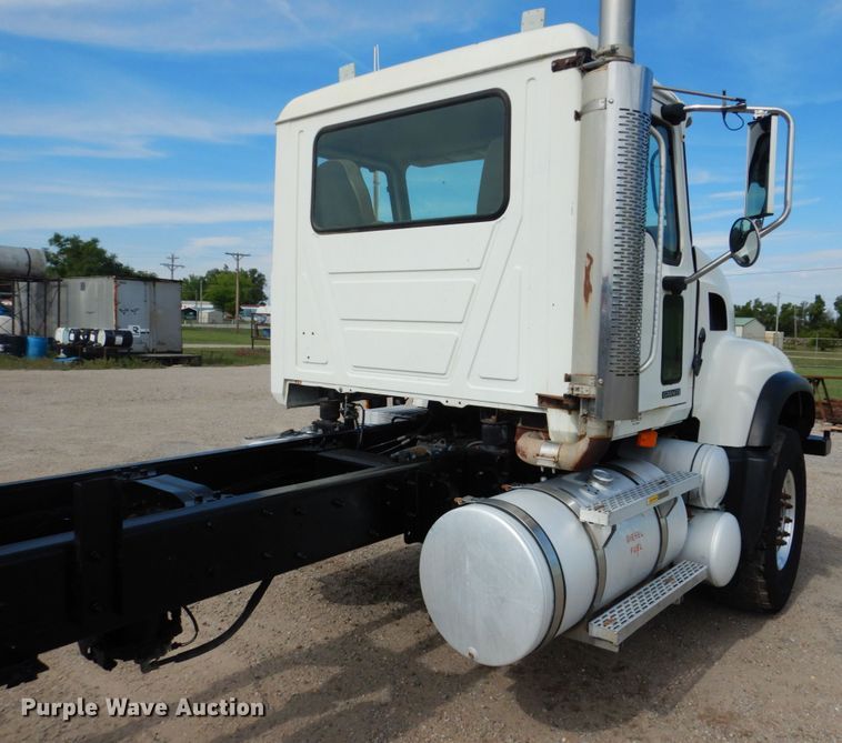 image for item GM9239 2006 Mack CV713  truck cab and chassis