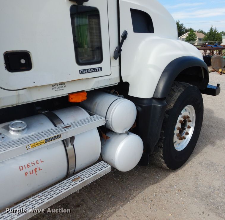 image for item GM9239 2006 Mack CV713  truck cab and chassis