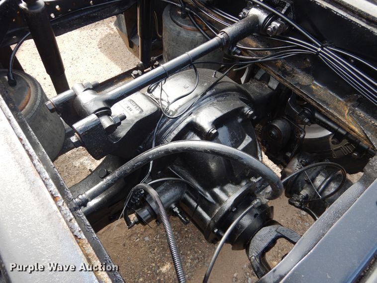 image for item GM9239 2006 Mack CV713  truck cab and chassis