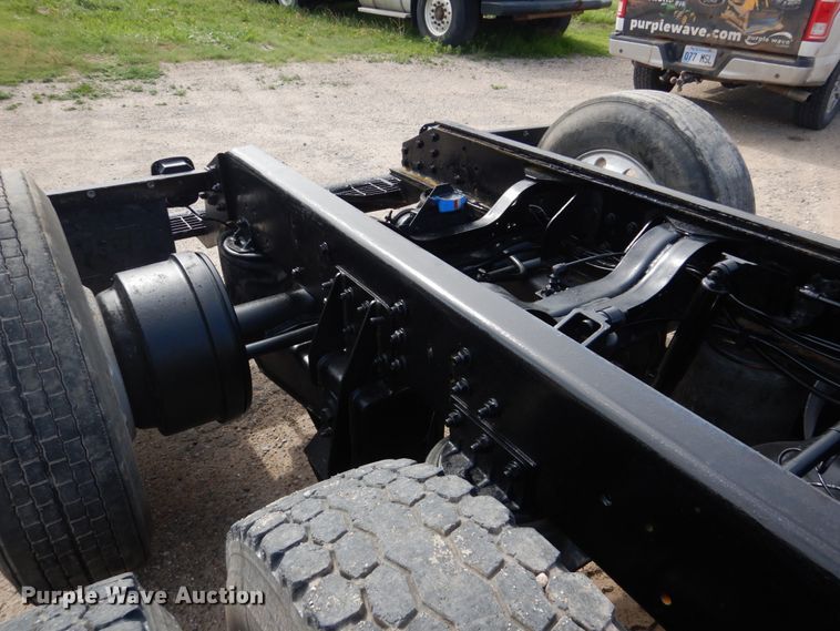 image for item GM9239 2006 Mack CV713  truck cab and chassis