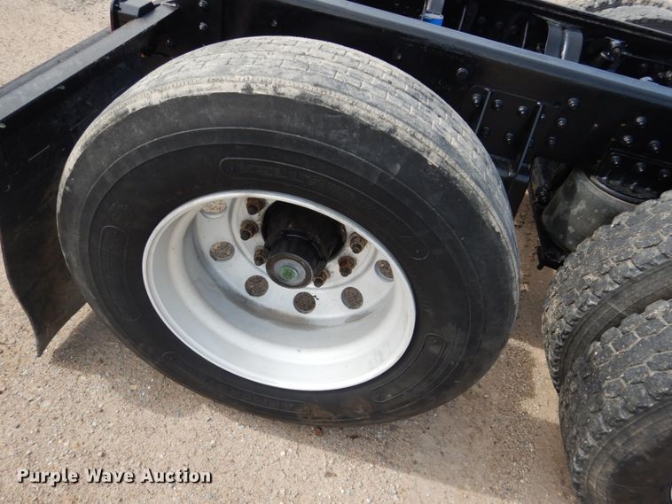 image for item GM9239 2006 Mack CV713  truck cab and chassis