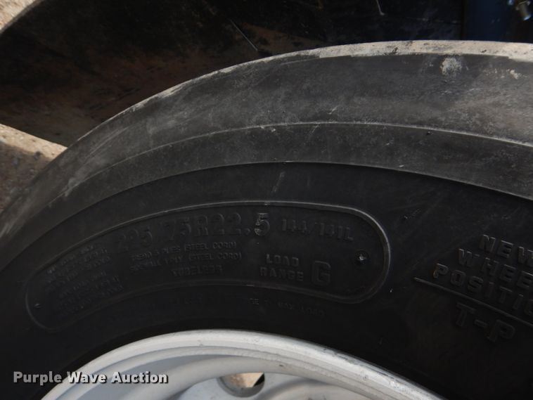 image for item GM9239 2006 Mack CV713  truck cab and chassis