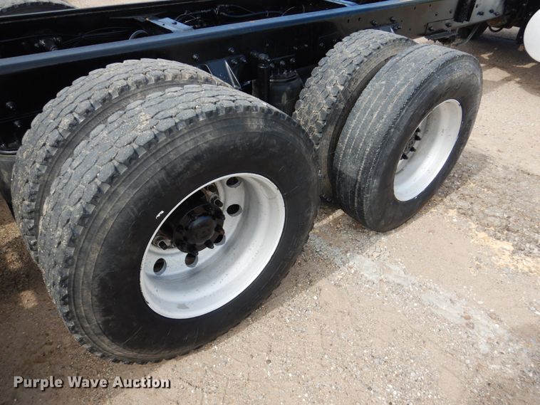 image for item GM9239 2006 Mack CV713  truck cab and chassis