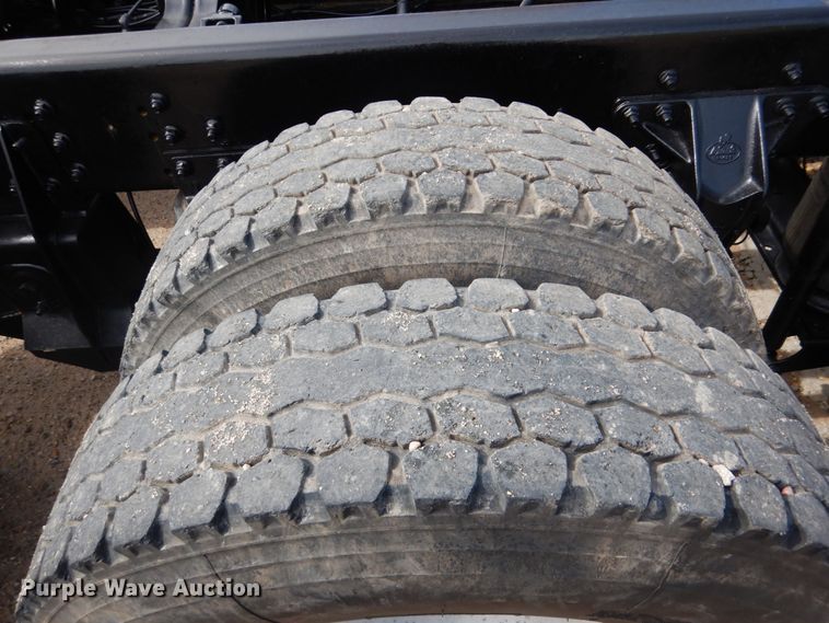 image for item GM9239 2006 Mack CV713  truck cab and chassis