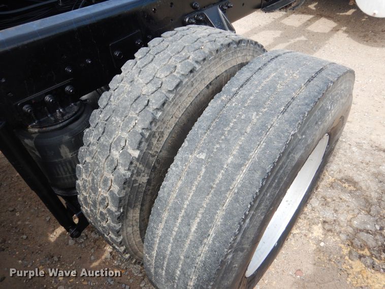 image for item GM9239 2006 Mack CV713  truck cab and chassis