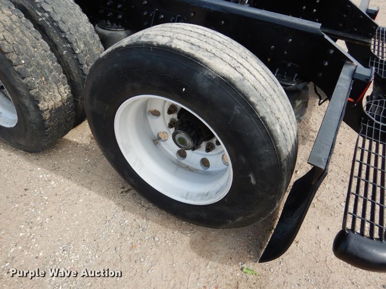 image for item GM9239 2006 Mack CV713  truck cab and chassis