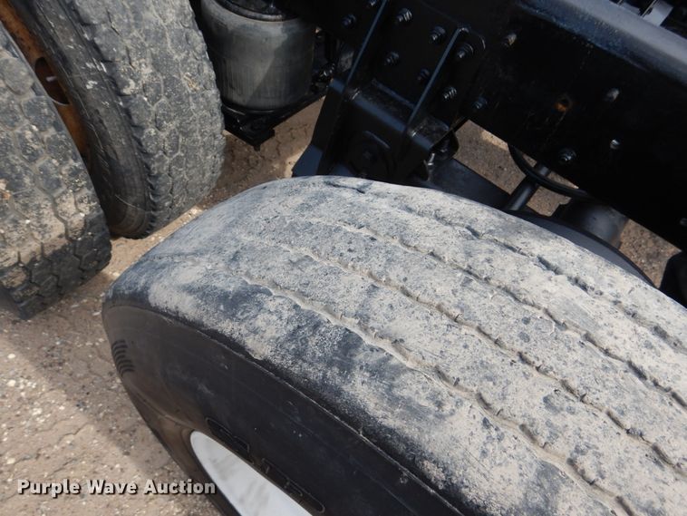 image for item GM9239 2006 Mack CV713  truck cab and chassis