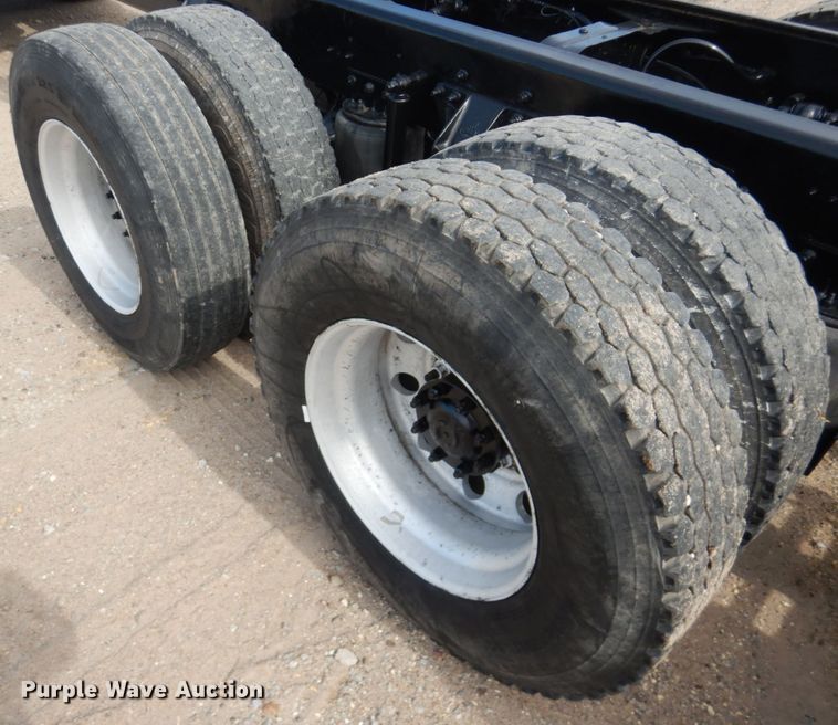 image for item GM9239 2006 Mack CV713  truck cab and chassis