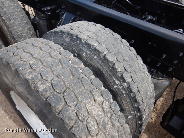 image for item GM9239 2006 Mack CV713  truck cab and chassis