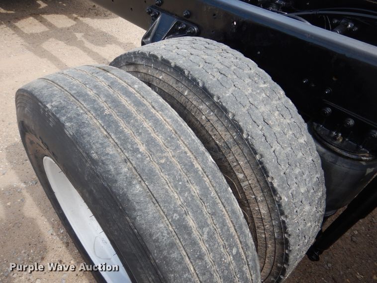 image for item GM9239 2006 Mack CV713  truck cab and chassis