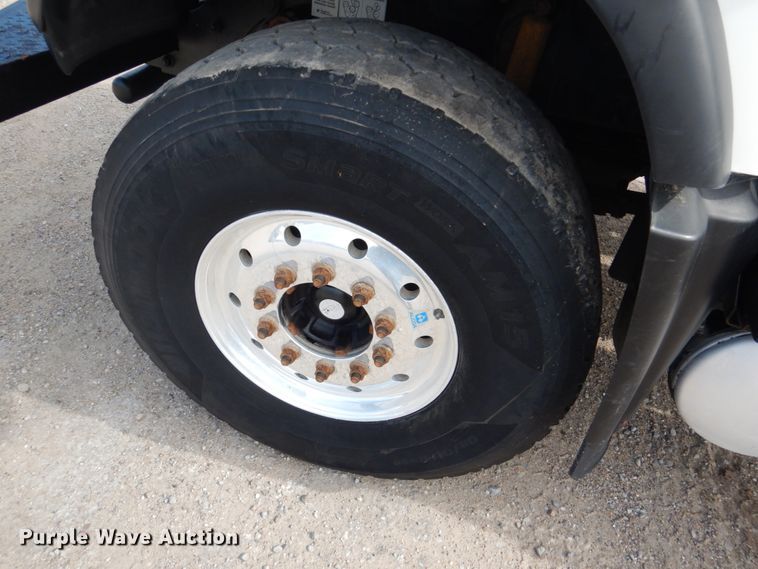 image for item GM9239 2006 Mack CV713  truck cab and chassis