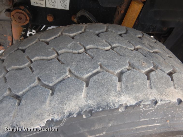 image for item GM9239 2006 Mack CV713  truck cab and chassis