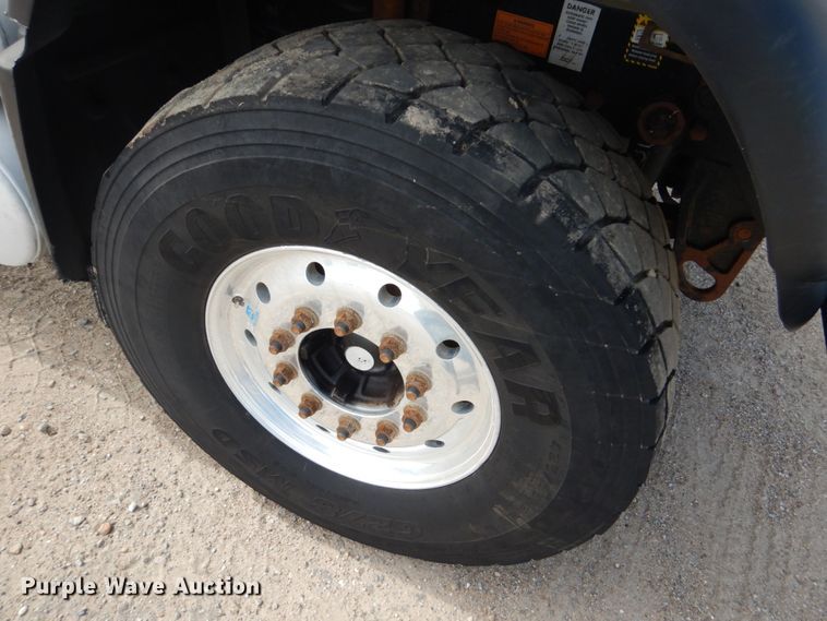 image for item GM9239 2006 Mack CV713  truck cab and chassis