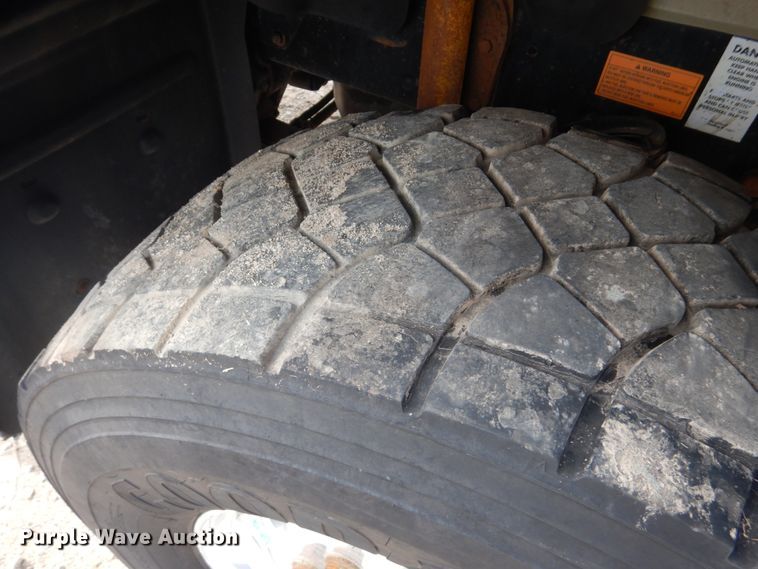 image for item GM9239 2006 Mack CV713  truck cab and chassis