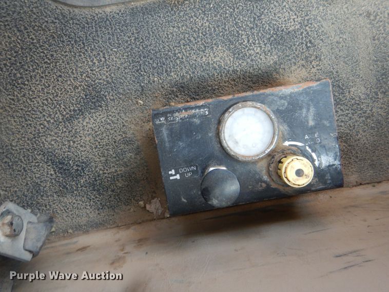 image for item GM9239 2006 Mack CV713  truck cab and chassis