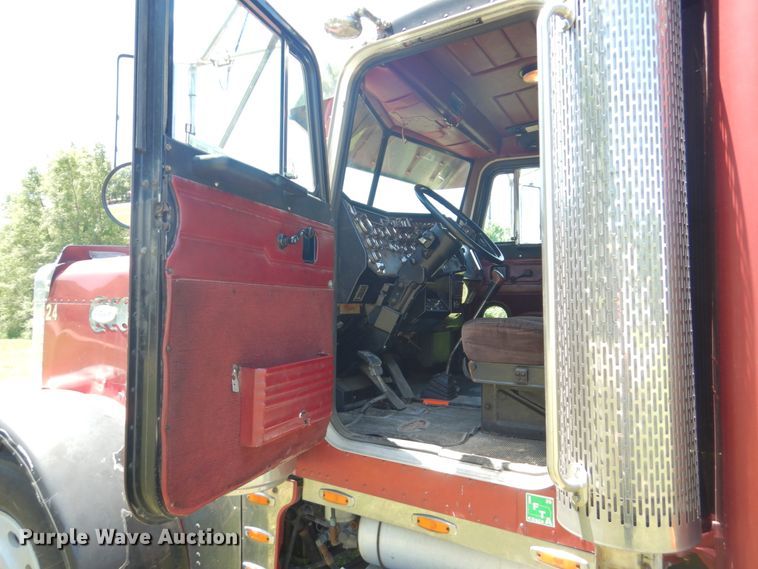 image for item GM9249 1996 Peterbilt 379  semi truck