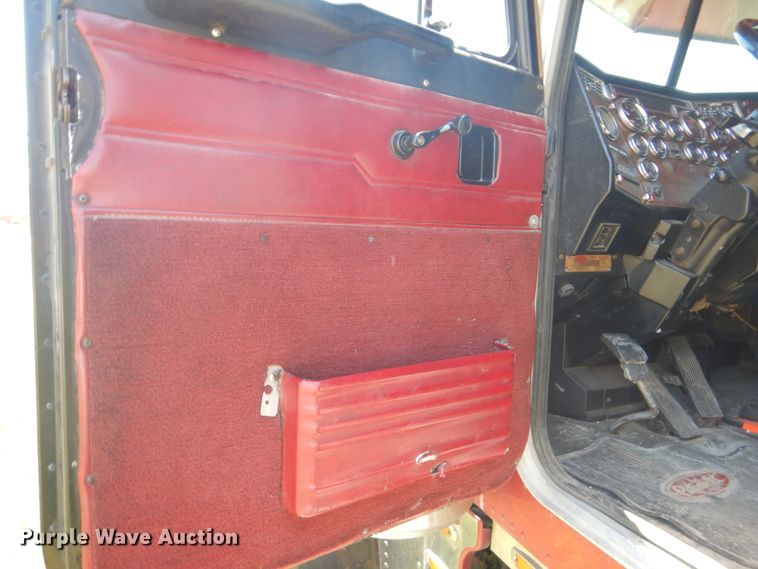 image for item GM9249 1996 Peterbilt 379  semi truck