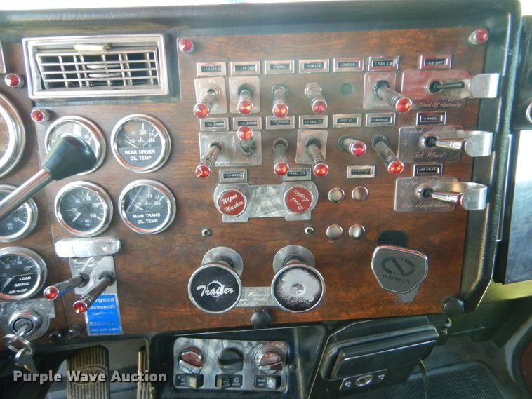 image for item GM9249 1996 Peterbilt 379  semi truck