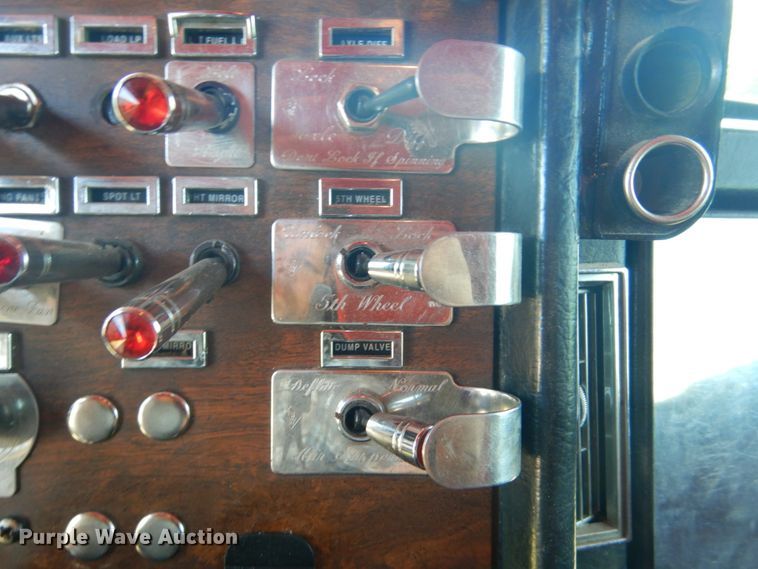 image for item GM9249 1996 Peterbilt 379  semi truck