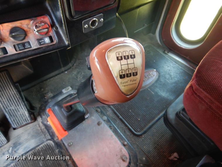 image for item GM9249 1996 Peterbilt 379  semi truck