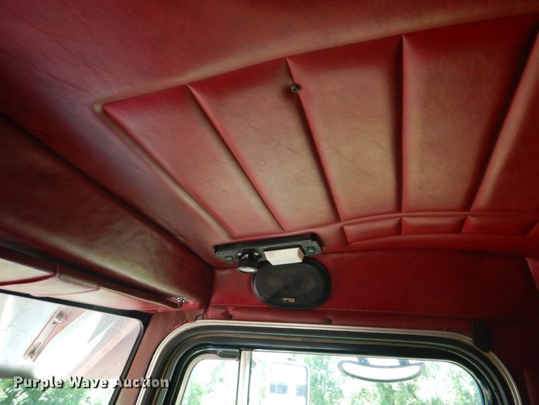 image for item GM9249 1996 Peterbilt 379  semi truck