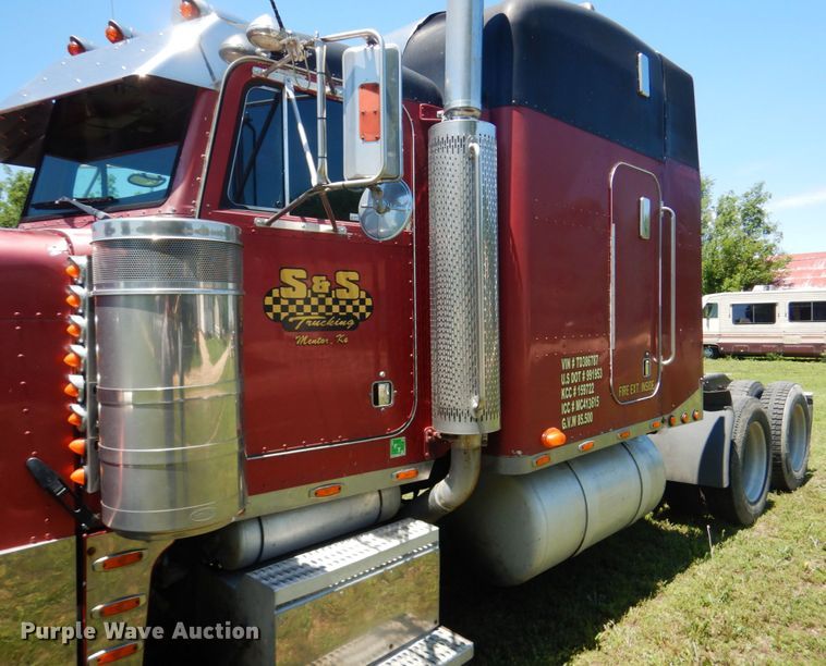 image for item GM9249 1996 Peterbilt 379  semi truck