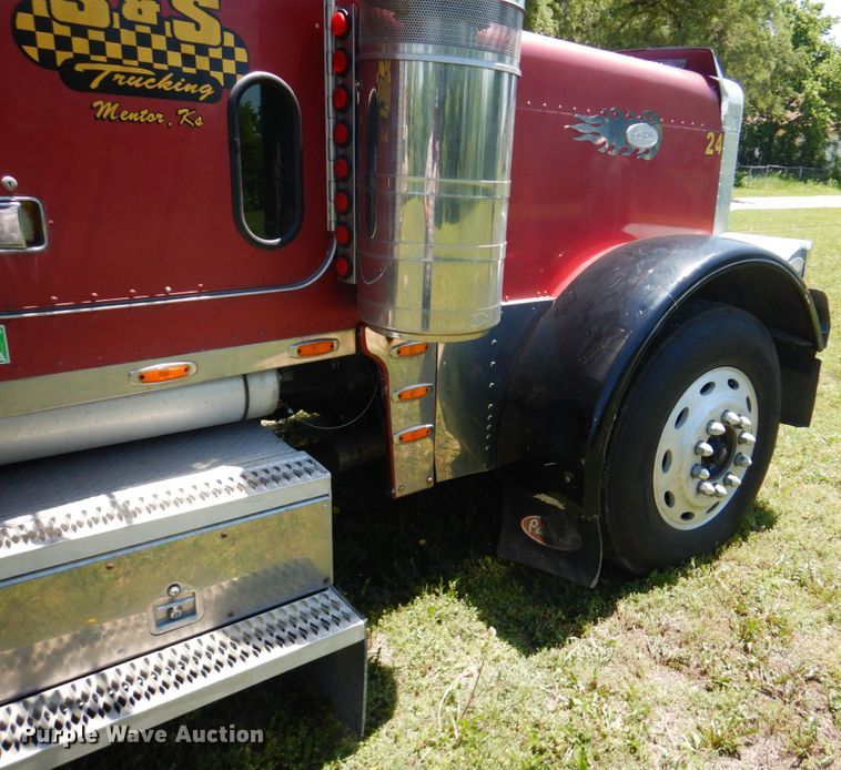 image for item GM9249 1996 Peterbilt 379  semi truck