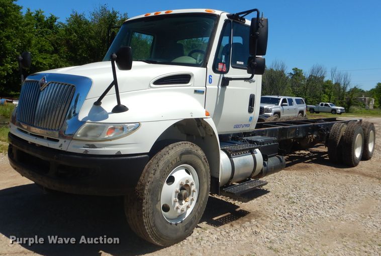 image for item GN9400 2009 International DuraStar 4400  truck cab and chassis