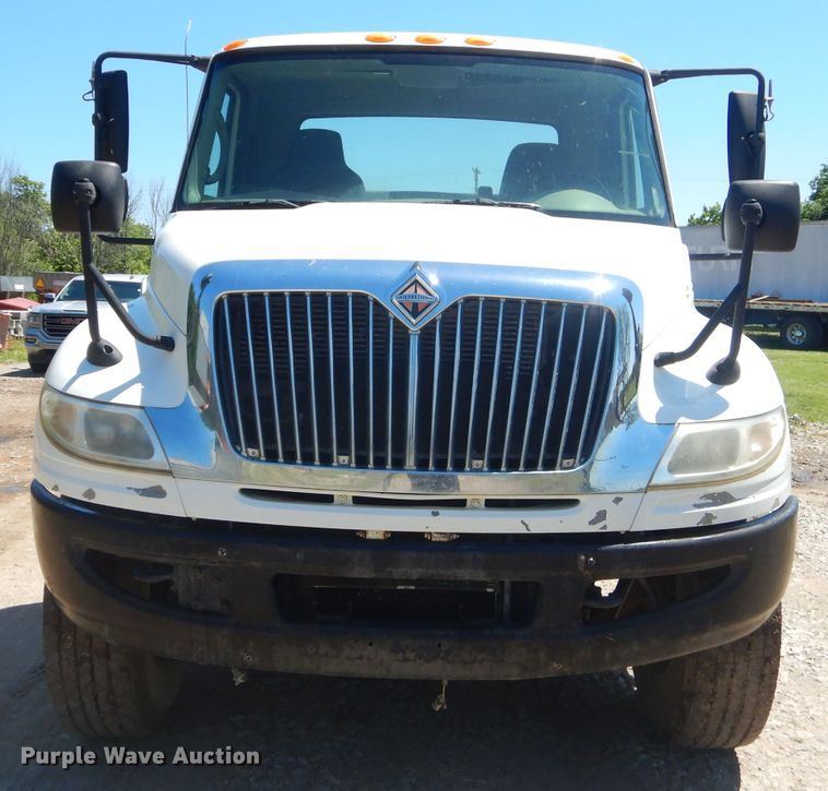 image for item GN9400 2009 International DuraStar 4400  truck cab and chassis