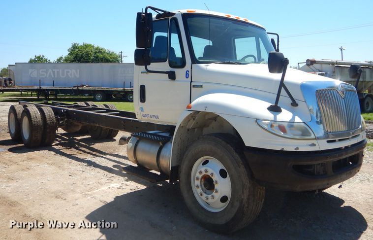 image for item GN9400 2009 International DuraStar 4400  truck cab and chassis