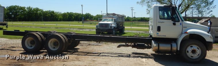 image for item GN9400 2009 International DuraStar 4400  truck cab and chassis