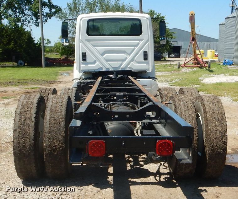 image for item GN9400 2009 International DuraStar 4400  truck cab and chassis