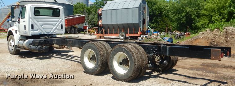 image for item GN9400 2009 International DuraStar 4400  truck cab and chassis