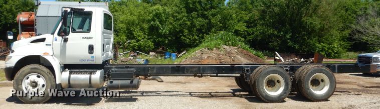 image for item GN9400 2009 International DuraStar 4400  truck cab and chassis