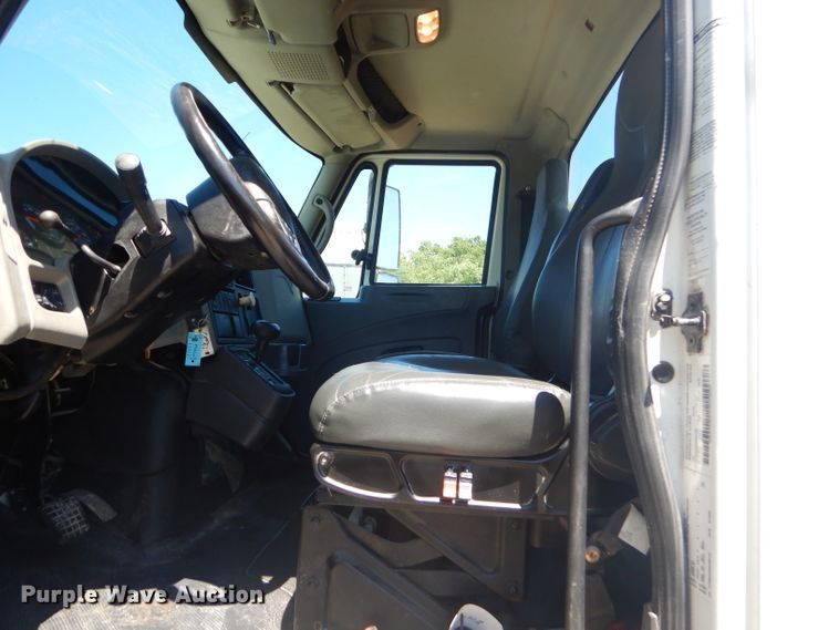 image for item GN9400 2009 International DuraStar 4400  truck cab and chassis