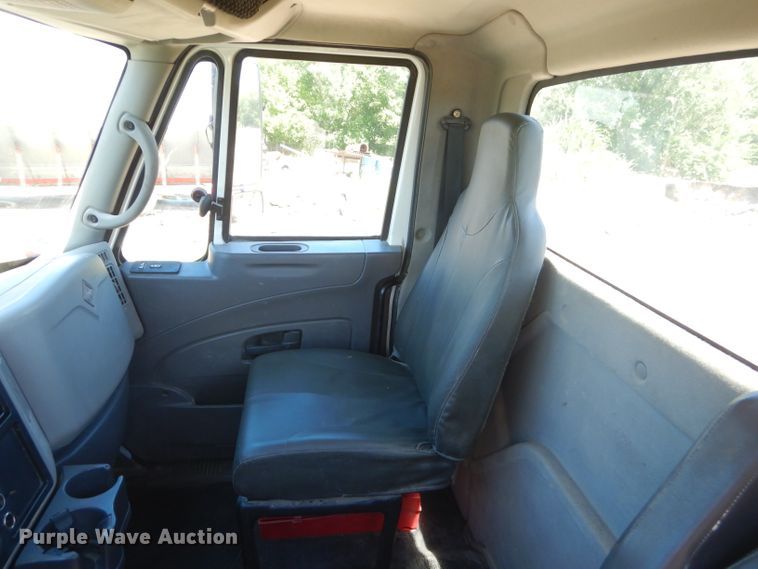 image for item GN9400 2009 International DuraStar 4400  truck cab and chassis