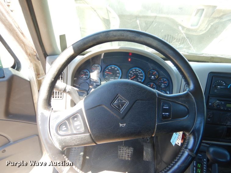 image for item GN9400 2009 International DuraStar 4400  truck cab and chassis