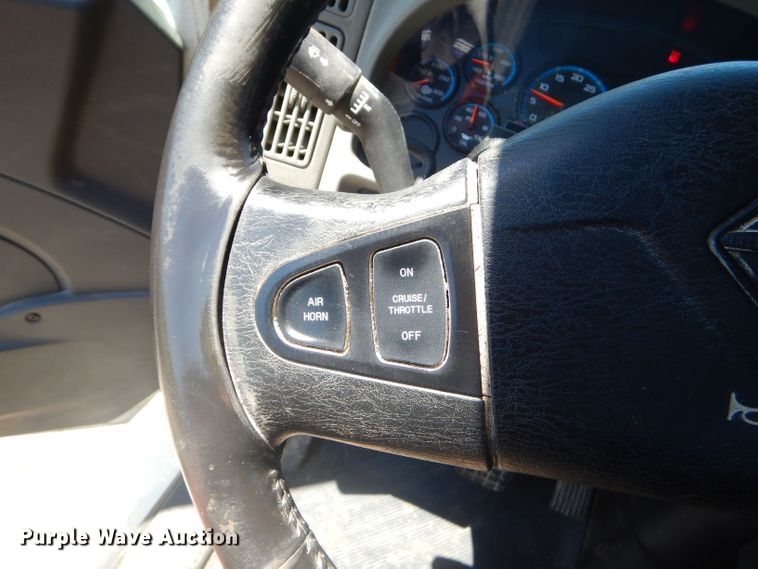 image for item GN9400 2009 International DuraStar 4400  truck cab and chassis