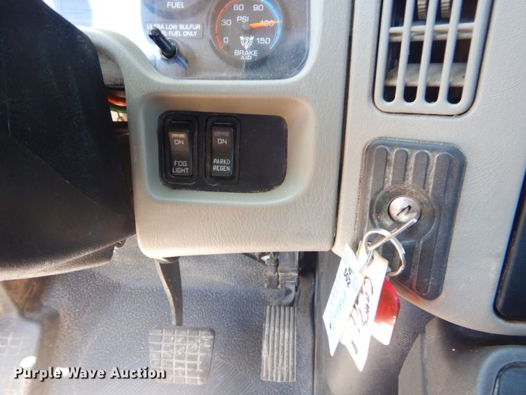 image for item GN9400 2009 International DuraStar 4400  truck cab and chassis