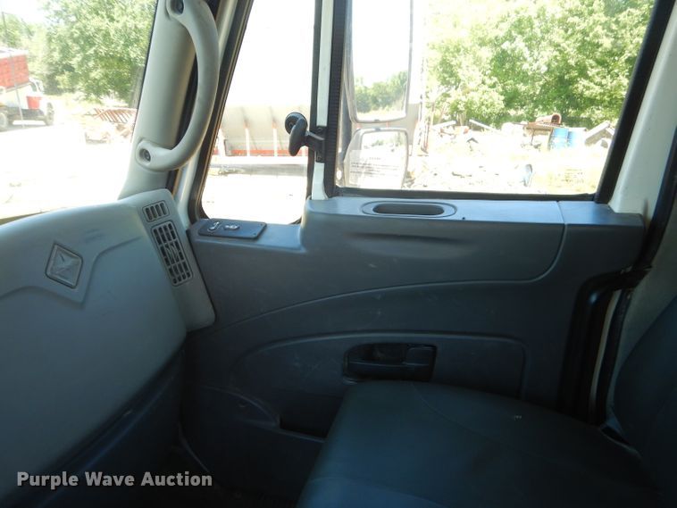 image for item GN9400 2009 International DuraStar 4400  truck cab and chassis