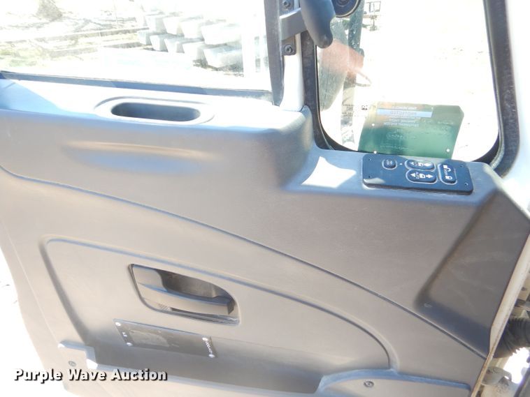 image for item GN9400 2009 International DuraStar 4400  truck cab and chassis