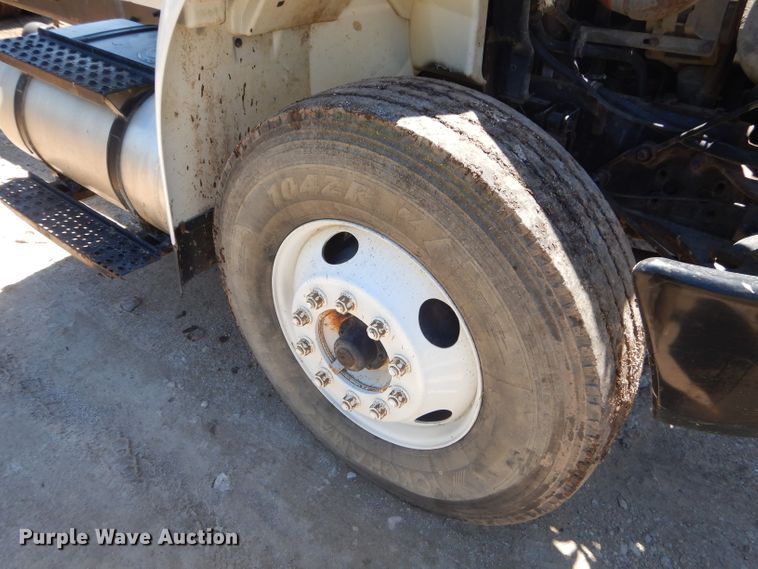 image for item GN9400 2009 International DuraStar 4400  truck cab and chassis