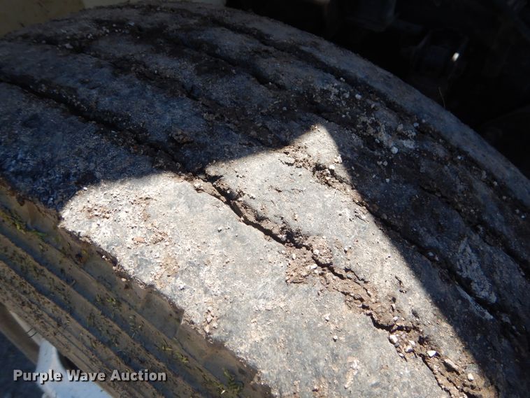 image for item GN9400 2009 International DuraStar 4400  truck cab and chassis