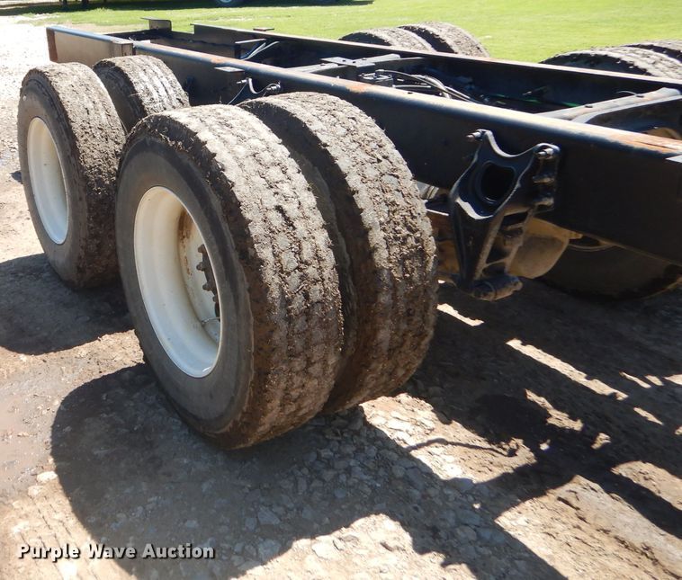 image for item GN9400 2009 International DuraStar 4400  truck cab and chassis