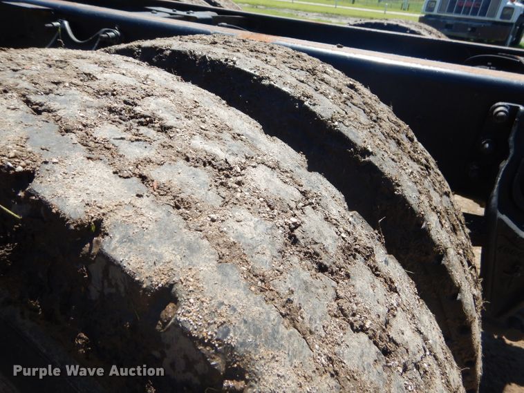 image for item GN9400 2009 International DuraStar 4400  truck cab and chassis