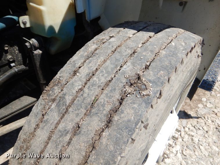 image for item GN9400 2009 International DuraStar 4400  truck cab and chassis