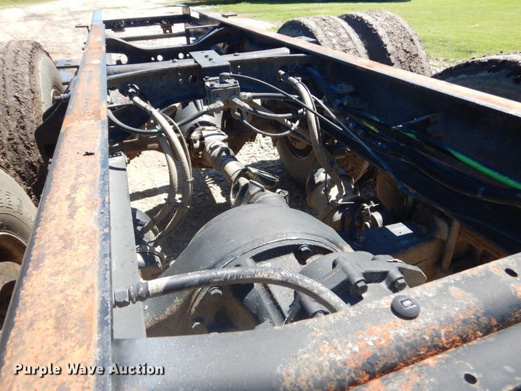 image for item GN9400 2009 International DuraStar 4400  truck cab and chassis