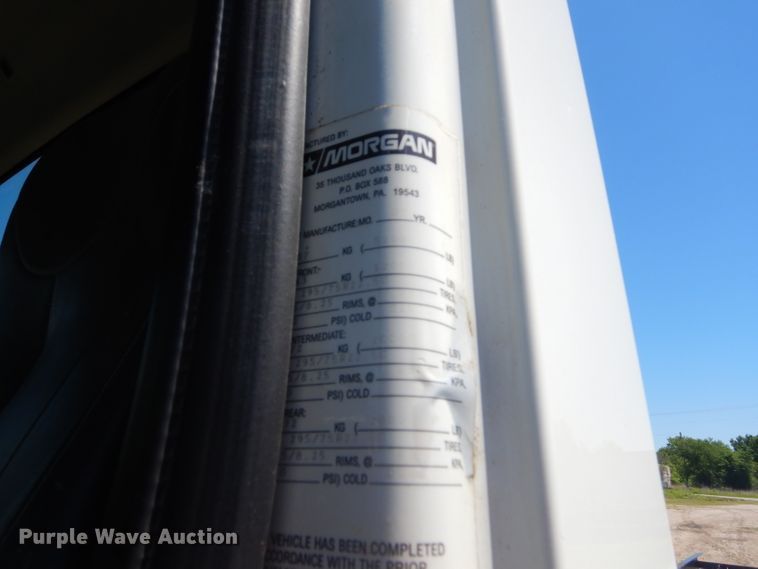 image for item GN9400 2009 International DuraStar 4400  truck cab and chassis