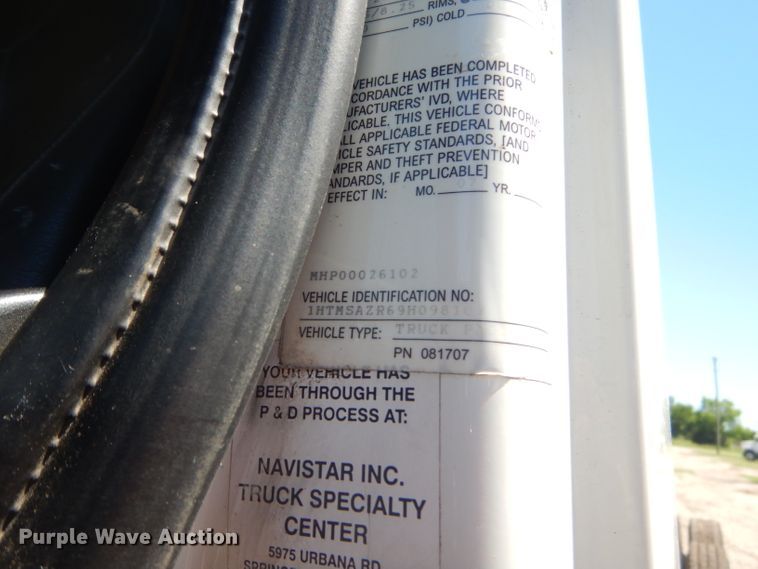 image for item GN9400 2009 International DuraStar 4400  truck cab and chassis