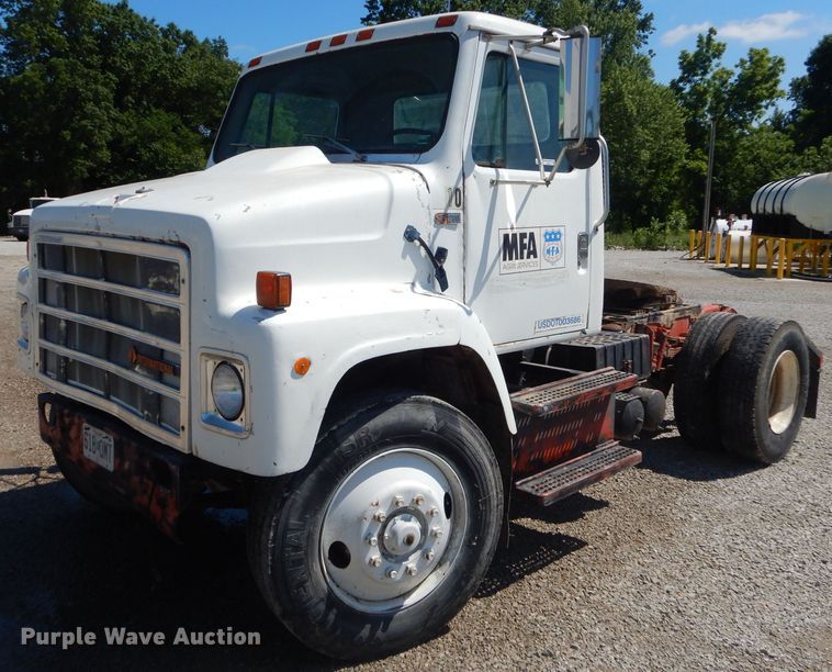 image for item GN9427 1985 International S2100  semi truck